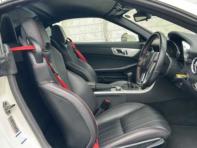メルセデス・ベンツ ＳＬＫ２００ MT AMG スポーツPKG 神奈川県 2013(平25)年 3.9万km カルサイトホワイト AMGスポーツパッケージ/オープンカー/本革シート/OP純正１８インチAW/純正ナビ（AM/FM/SD/USB/BT/ワンセグTV)/クルーズコントロール（スピードリミッター）/ETC/シートヒーター/ネックヒーター/アテンションアシスト/電子パーキングブレーキ/純正フロアマット/HIDヘッドライト/ベンツブレーキキャリパー/保証書/取扱説明書