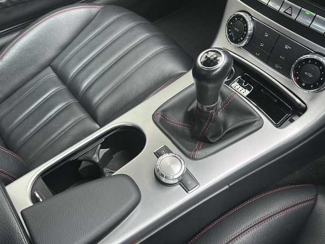 メルセデス・ベンツ ＳＬＫ２００ MT AMG スポーツPKG 神奈川県 2013(平25)年 3.9万km カルサイトホワイト AMGスポーツパッケージ/オープンカー/本革シート/OP純正１８インチAW/純正ナビ（AM/FM/SD/USB/BT/ワンセグTV)/クルーズコントロール（スピードリミッター）/ETC/シートヒーター/ネックヒーター/アテンションアシスト/電子パーキングブレーキ/純正フロアマット/HIDヘッドライト/ベンツブレーキキャリパー/保証書/取扱説明書