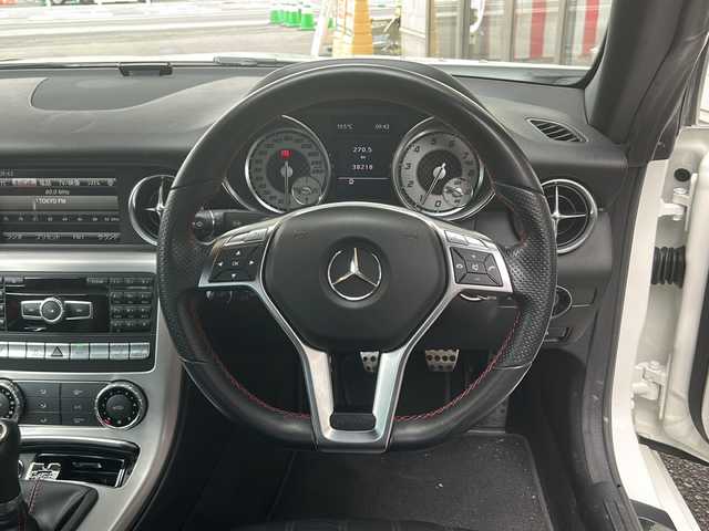 メルセデス・ベンツ ＳＬＫ２００ MT AMG スポーツPKG 神奈川県 2013(平25)年 3.9万km カルサイトホワイト AMGスポーツパッケージ/オープンカー/本革シート/OP純正１８インチAW/純正ナビ（AM/FM/SD/USB/BT/ワンセグTV)/クルーズコントロール（スピードリミッター）/ETC/シートヒーター/ネックヒーター/アテンションアシスト/電子パーキングブレーキ/純正フロアマット/HIDヘッドライト/ベンツブレーキキャリパー/保証書/取扱説明書