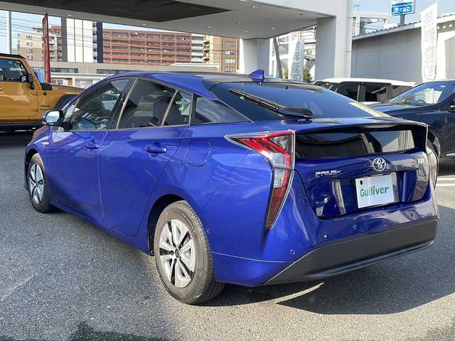 トヨタ プリウス A 福岡県 2016(平28)年 5.6万km ダークブルーマイカM 純正ナビ（DSZT-YC4T）/（AM/FM/BT/CD/DVD/フルセグTV）/ブラインドスポットモニター/ヘッドアップディスプレイ/レーダークルーズコントロール/バックカメラ/ドライブレコーダー/ETC2.0/パーキングアシスト/クリアランスソナー/オートライト/オートマチックハイビーム/レーンディパーチャーアラート/横滑り防止装置/フロアマット/ドアバイザー/スペアキー/取扱説明書/保証書