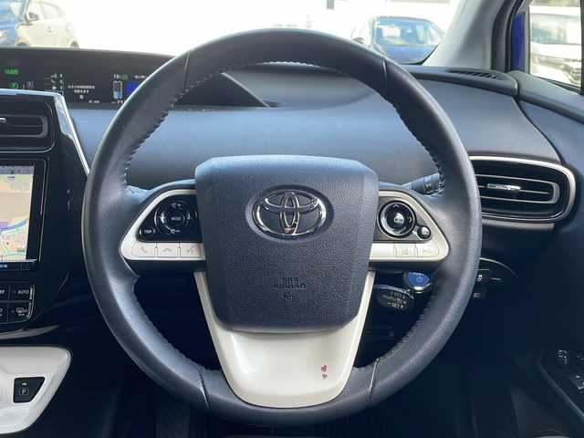 トヨタ プリウス A 福岡県 2016(平28)年 5.6万km ダークブルーマイカM 純正ナビ（DSZT-YC4T）/（AM/FM/BT/CD/DVD/フルセグTV）/ブラインドスポットモニター/ヘッドアップディスプレイ/レーダークルーズコントロール/バックカメラ/ドライブレコーダー/ETC2.0/パーキングアシスト/クリアランスソナー/オートライト/オートマチックハイビーム/レーンディパーチャーアラート/横滑り防止装置/フロアマット/ドアバイザー/スペアキー/取扱説明書/保証書