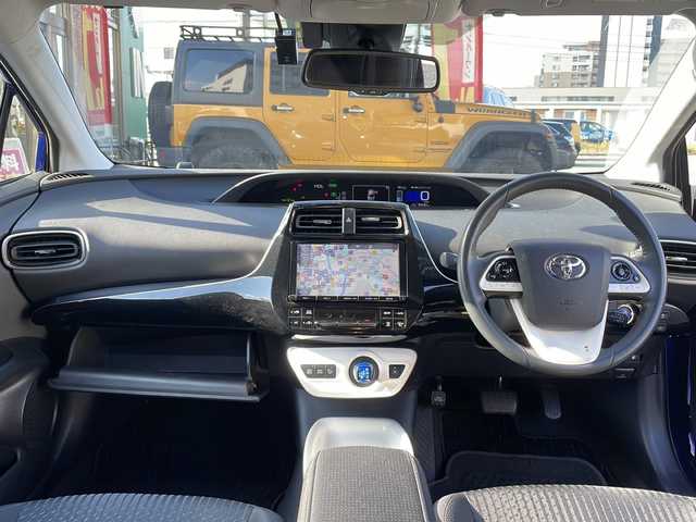 トヨタ プリウス A 福岡県 2016(平28)年 5.6万km ダークブルーマイカM 純正ナビ（DSZT-YC4T）/（AM/FM/BT/CD/DVD/フルセグTV）/ブラインドスポットモニター/ヘッドアップディスプレイ/レーダークルーズコントロール/バックカメラ/ドライブレコーダー/ETC2.0/パーキングアシスト/クリアランスソナー/オートライト/オートマチックハイビーム/レーンディパーチャーアラート/横滑り防止装置/フロアマット/ドアバイザー/スペアキー/取扱説明書/保証書