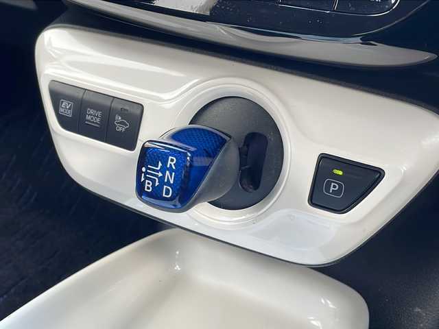 トヨタ プリウス A 福岡県 2016(平28)年 5.6万km ダークブルーマイカM 純正ナビ（DSZT-YC4T）/（AM/FM/BT/CD/DVD/フルセグTV）/ブラインドスポットモニター/ヘッドアップディスプレイ/レーダークルーズコントロール/バックカメラ/ドライブレコーダー/ETC2.0/パーキングアシスト/クリアランスソナー/オートライト/オートマチックハイビーム/レーンディパーチャーアラート/横滑り防止装置/フロアマット/ドアバイザー/スペアキー/取扱説明書/保証書