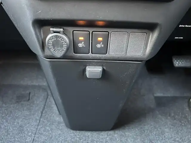 トヨタ ルーミー カスタムG－T 三重県 2022(令4)年 2.4万km クールバイオレットクリスタルシャイン 純正9インチディスプレイオーディオ（AppleCarplay/AndroidAuto/Bluetooth/AM/FM/地デジTV/USB)/ディスプレイオーディオパッケージ（外部入力用USB端子/GPSアンテナ/バックカメラ/ステアリングスイッチ）/コンフォートパッケージ（シートヒーター/シートバックテーブル）/スマートアシスト（衝突回避支援ブレーキ/衝突警報/車線逸脱警報/ふらつき警報/ブレーキ制御付誤発進抑制/サイドビューランプ/先行車発進お知らせ/コーナーセンサー/アダプティブクルーズコントロール/アダプティブドライビングビーム/路外逸脱警報/標識認識）/ウェルカムパワースライドドア（運転席側/助手席側）/LEDヘッドランプ/オートライト/スペアキー/キーフリーシステム/175/55R15タイヤ/15インチホイール/シルバー加飾付ピアノブラックセンターパネル/オートエアコン/充電用USB端子/シルバー加飾付ステアリングホイール/ステアリングスイッチ（カラーマルチインフォメーションディスプレイ/アダプテイブクルーズコントロール/スポーツモード）/撥水機能付ブラックファブリックシート