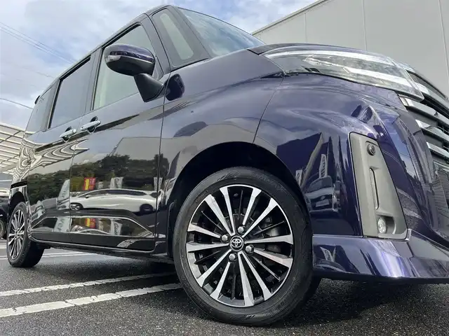 トヨタ ルーミー カスタムG－T 三重県 2022(令4)年 2.4万km クールバイオレットクリスタルシャイン 純正9インチディスプレイオーディオ（AppleCarplay/AndroidAuto/Bluetooth/AM/FM/地デジTV/USB)/ディスプレイオーディオパッケージ（外部入力用USB端子/GPSアンテナ/バックカメラ/ステアリングスイッチ）/コンフォートパッケージ（シートヒーター/シートバックテーブル）/スマートアシスト（衝突回避支援ブレーキ/衝突警報/車線逸脱警報/ふらつき警報/ブレーキ制御付誤発進抑制/サイドビューランプ/先行車発進お知らせ/コーナーセンサー/アダプティブクルーズコントロール/アダプティブドライビングビーム/路外逸脱警報/標識認識）/ウェルカムパワースライドドア（運転席側/助手席側）/LEDヘッドランプ/オートライト/スペアキー/キーフリーシステム/175/55R15タイヤ/15インチホイール/シルバー加飾付ピアノブラックセンターパネル/オートエアコン/充電用USB端子/シルバー加飾付ステアリングホイール/ステアリングスイッチ（カラーマルチインフォメーションディスプレイ/アダプテイブクルーズコントロール/スポーツモード）/撥水機能付ブラックファブリックシート