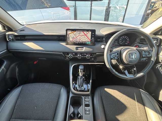 ホンダ ヴェゼル ハイブリッド e:HEV Z 宮城県 2023(令5)年 2.4万km プラチナホワイトパール 登録時走行距離23730km/純正SDナビ/フルセグTV/Bluetooth/USB/シートヒーター/置くだけ充電/追従クルーズコントロール/バックカメラ/ドライブレコーダー/パドルシフト/コーナーセンサー/プッシュスタート/車線維持支援システム/オートハイビーム/LEDヘッドライト/フルエアロ/ステアリングリモコン/横滑り防止装置/オートライト/純正フロアマット