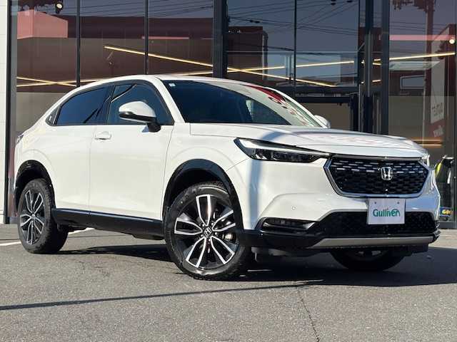 ホンダ ヴェゼル ハイブリッド e:HEV Z 宮城県 2023(令5)年 2.4万km プラチナホワイトパール 登録時走行距離23730km/純正SDナビ/フルセグTV/Bluetooth/USB/シートヒーター/置くだけ充電/追従クルーズコントロール/バックカメラ/ドライブレコーダー/パドルシフト/コーナーセンサー/プッシュスタート/車線維持支援システム/オートハイビーム/LEDヘッドライト/フルエアロ/ステアリングリモコン/横滑り防止装置/オートライト/純正フロアマット