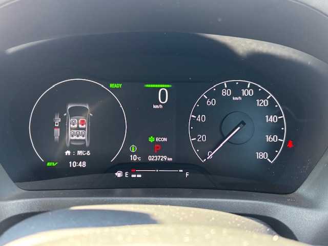 ホンダ ヴェゼル ハイブリッド e:HEV Z 宮城県 2023(令5)年 2.4万km プラチナホワイトパール 登録時走行距離23730km/純正SDナビ/フルセグTV/Bluetooth/USB/シートヒーター/置くだけ充電/追従クルーズコントロール/バックカメラ/ドライブレコーダー/パドルシフト/コーナーセンサー/プッシュスタート/車線維持支援システム/オートハイビーム/LEDヘッドライト/フルエアロ/ステアリングリモコン/横滑り防止装置/オートライト/純正フロアマット