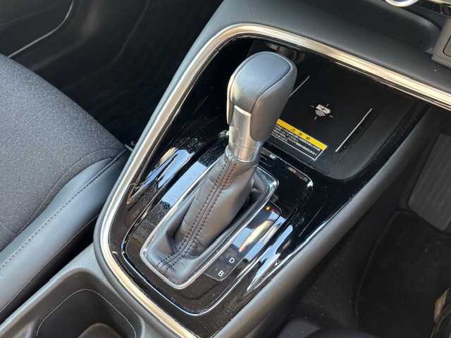 ホンダ ヴェゼル ハイブリッド e:HEV Z 宮城県 2023(令5)年 2.4万km プラチナホワイトパール 登録時走行距離23730km/純正SDナビ/フルセグTV/Bluetooth/USB/シートヒーター/置くだけ充電/追従クルーズコントロール/バックカメラ/ドライブレコーダー/パドルシフト/コーナーセンサー/プッシュスタート/車線維持支援システム/オートハイビーム/LEDヘッドライト/フルエアロ/ステアリングリモコン/横滑り防止装置/オートライト/純正フロアマット