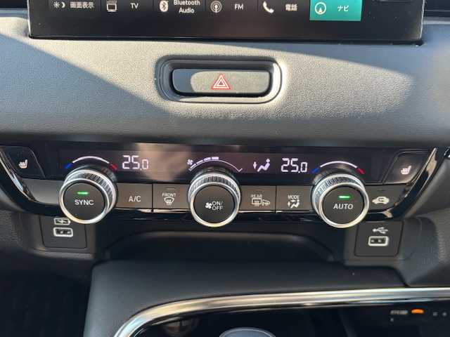 ホンダ ヴェゼル ハイブリッド e:HEV Z 宮城県 2023(令5)年 2.4万km プラチナホワイトパール 登録時走行距離23730km/純正SDナビ/フルセグTV/Bluetooth/USB/シートヒーター/置くだけ充電/追従クルーズコントロール/バックカメラ/ドライブレコーダー/パドルシフト/コーナーセンサー/プッシュスタート/車線維持支援システム/オートハイビーム/LEDヘッドライト/フルエアロ/ステアリングリモコン/横滑り防止装置/オートライト/純正フロアマット