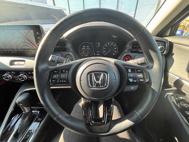 ホンダ ヴェゼル ハイブリッド e:HEV Z 宮城県 2023(令5)年 2.4万km プラチナホワイトパール 登録時走行距離23730km/純正SDナビ/フルセグTV/Bluetooth/USB/シートヒーター/置くだけ充電/追従クルーズコントロール/バックカメラ/ドライブレコーダー/パドルシフト/コーナーセンサー/プッシュスタート/車線維持支援システム/オートハイビーム/LEDヘッドライト/フルエアロ/ステアリングリモコン/横滑り防止装置/オートライト/純正フロアマット