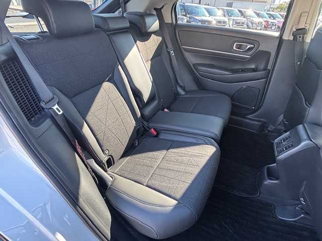 ホンダ ヴェゼル ハイブリッド e:HEV Z 宮城県 2023(令5)年 2.4万km プラチナホワイトパール 登録時走行距離23730km/純正SDナビ/フルセグTV/Bluetooth/USB/シートヒーター/置くだけ充電/追従クルーズコントロール/バックカメラ/ドライブレコーダー/パドルシフト/コーナーセンサー/プッシュスタート/車線維持支援システム/オートハイビーム/LEDヘッドライト/フルエアロ/ステアリングリモコン/横滑り防止装置/オートライト/純正フロアマット