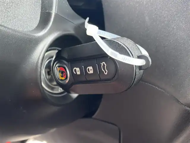 アバルト ５９５ コンペティツィオーネ 福岡県 2022(令4)年 1.4万km 白 ・1オーナー/・HDDナビ/USB/Bluetooth/AppleCarPlay/・バックカメラ/・ハーフレザーシート/・社外前後ドライブレコーダー/・ETC/・純正17AW/・パーキングアシスト/・オートライト/・左ハンドル/・保証書/・取扱説明書