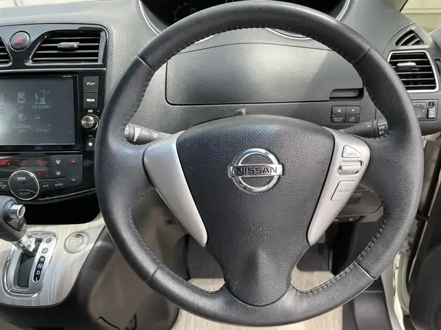 日産 セレナ ハイウェイS G S HV Aセーフ 愛媛県 2014(平26)年 7.3万km ブリリアントホワイトパール エマージェンシーブレーキ/純正SDナビ/・フルセグTV/・Bluetooth/・DVD/CD/SD/・FM/AM/・USB/AUX/フリップダウンモニター/アラウンドビューモニター/ETC/ベージュハーフレザーシート/両側パワースライドドア/クルーズコントロール/レーンディパーチャーウォーニング/アイドリングストップ/革巻きステアリング/LEDヘッドライト/フォグランプ/オートライト/プッシュスタート/スマートキー/純正16インチAW/純正フロアマット/ドアバイザー/電動格納ウィンカーミラー/横滑り防止機能