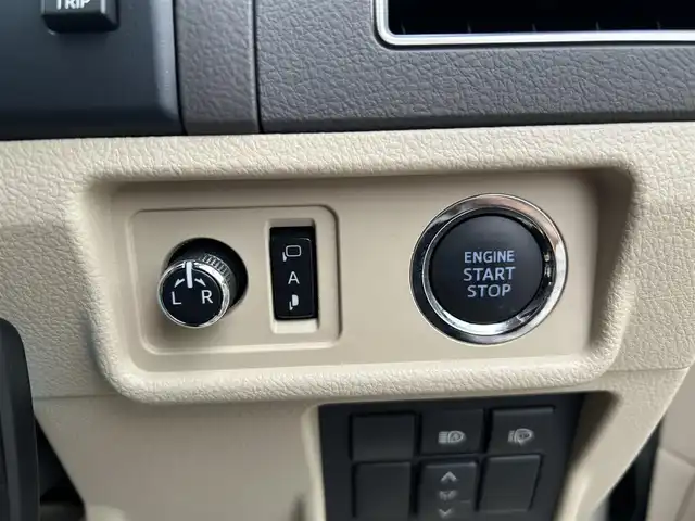 トヨタ ランドクルーザー プラド TX Lパッケージ 千葉県 2023(令5)年 1.5万km ホワイトパールクリスタルシャイン モデリスタエアロ【F/R/Rウイング】/サンルーフ/ベージュレザーシート/純正9インチSDナビ【NSZT-Y68T】/・CD/DVD/MSV/Bluetooth/フルセグ/バックカメラ/前席パワーシート/前席シートヒーター/前席シートベンチレーション/トヨタセーフティーセンス/・プリクラッシュセーフティー/・レーンディパーチャーアラート/・オートマチックハイビーム/・ロードサインアシスト/・アダプティブクルーズコントロール/スマートキー/コーナーセンサー/電動格納サードシート/純正19インチアルミホイール/ETC/純正LEDヘッドライト/フォグランプ/本革巻きステアリング/木目調パネル/ルーフレール/サイド＆カーテンエアバッグ/新車時保証書＆取扱説明書