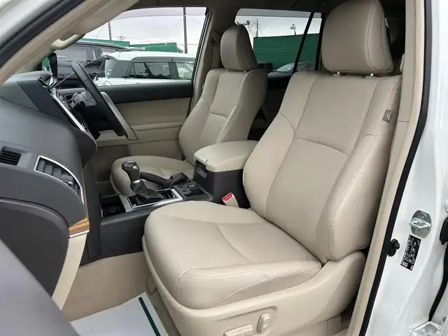 トヨタ ランドクルーザー プラド TX Lパッケージ 千葉県 2023(令5)年 1.5万km ホワイトパールクリスタルシャイン モデリスタエアロ【F/R/Rウイング】/サンルーフ/ベージュレザーシート/純正9インチSDナビ【NSZT-Y68T】/・CD/DVD/MSV/Bluetooth/フルセグ/バックカメラ/前席パワーシート/前席シートヒーター/前席シートベンチレーション/トヨタセーフティーセンス/・プリクラッシュセーフティー/・レーンディパーチャーアラート/・オートマチックハイビーム/・ロードサインアシスト/・アダプティブクルーズコントロール/スマートキー/コーナーセンサー/電動格納サードシート/純正19インチアルミホイール/ETC/純正LEDヘッドライト/フォグランプ/本革巻きステアリング/木目調パネル/ルーフレール/サイド＆カーテンエアバッグ/新車時保証書＆取扱説明書