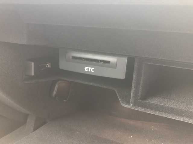 アウディ Ａ４ 2．0 TFSI 愛媛県 2014(平26)年 3.8万km 白 メーカーオプションナビ/・CD/DVD/フルセグTV/Bluetooth/MSV/バックカメラ/アクティブレーンアシスト/ブレーキワーニング/サイドアシスタント/アダクティブクルーズコントロール/パーキングエイド/黒革シート/・パワーシート/・シートヒーター/パドルシフト/ビルトインETC/革巻きステアリング/HIDオートライト/アイドリングストップ/プッシュスタート/・スペアキー/取扱説明書