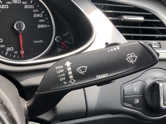 アウディ Ａ４ 2．0 TFSI 愛媛県 2014(平26)年 3.8万km 白 メーカーオプションナビ/・CD/DVD/フルセグTV/Bluetooth/MSV/バックカメラ/アクティブレーンアシスト/ブレーキワーニング/サイドアシスタント/アダクティブクルーズコントロール/パーキングエイド/黒革シート/・パワーシート/・シートヒーター/パドルシフト/ビルトインETC/革巻きステアリング/HIDオートライト/アイドリングストップ/プッシュスタート/・スペアキー/取扱説明書
