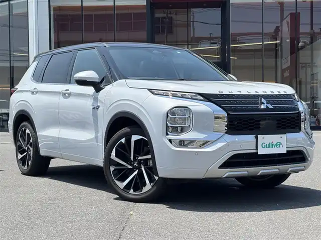 三菱 アウトランダー ＰＨＥＶ P 宮城県 2022(令4)年 0.8万km 白 走行距離：８０７７ｋｍ/全方位カメラ/Ｓ－ＡＷＣ/・NORMAL/・SONW/・GRAVEL/・POWER/・ECO/・TARMAC/・MUD/ＢＯＳＥスピーカー/マイパイロット/・レーザークルーズコントロール/・車線維持支援機能/ヘッドアップディスプレイ/４ＷＤ/アラウンドビュー/Ｄ＋Ｎ席リフレッシュ機能/・マッサージ機能/標識認識システム/ＷＡＣ/デュアルエアコン/ＡＣ　１５００Ｗ/全席シートヒーター/今すぐ充電スイッチ/タイム充電スイッチ/追従付きクルーズコントロール/HDDナビ/サンルーフ/純正アルミホイール/純正フロアマット/オフロード走行サポートスイッチ/D＋N席パワーシート/D＋N席シートメモリー/EVモードボタン/充電ポートボタン（置くだけ充電）/車のインフォメーションボタン/ETC2.0/電動リアゲート/レザーシート/前後コーナーセンサー/フルセグ・BT・USB・AM・FM/ステアリングヒーター/アクティブブライアンドスポットアシスト/車線逸脱警報・防止支援/後側方車両検知警報・衝突防止支援/踏み間違い・前方衝突防止支援