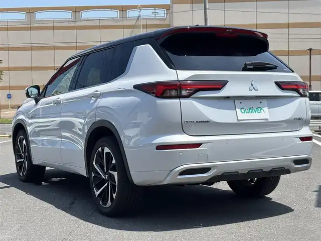 三菱 アウトランダー ＰＨＥＶ P 宮城県 2022(令4)年 0.8万km 白 走行距離：８０７７ｋｍ/全方位カメラ/Ｓ－ＡＷＣ/・NORMAL/・SONW/・GRAVEL/・POWER/・ECO/・TARMAC/・MUD/ＢＯＳＥスピーカー/マイパイロット/・レーザークルーズコントロール/・車線維持支援機能/ヘッドアップディスプレイ/４ＷＤ/アラウンドビュー/Ｄ＋Ｎ席リフレッシュ機能/・マッサージ機能/標識認識システム/ＷＡＣ/デュアルエアコン/ＡＣ　１５００Ｗ/全席シートヒーター/今すぐ充電スイッチ/タイム充電スイッチ/追従付きクルーズコントロール/HDDナビ/サンルーフ/純正アルミホイール/純正フロアマット/オフロード走行サポートスイッチ/D＋N席パワーシート/D＋N席シートメモリー/EVモードボタン/充電ポートボタン（置くだけ充電）/車のインフォメーションボタン/ETC2.0/電動リアゲート/レザーシート/前後コーナーセンサー/フルセグ・BT・USB・AM・FM/ステアリングヒーター/アクティブブライアンドスポットアシスト/車線逸脱警報・防止支援/後側方車両検知警報・衝突防止支援/踏み間違い・前方衝突防止支援