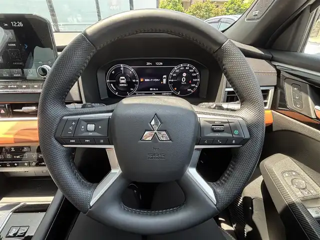 三菱 アウトランダー ＰＨＥＶ P 宮城県 2022(令4)年 0.8万km 白 走行距離：８０７７ｋｍ/全方位カメラ/Ｓ－ＡＷＣ/・NORMAL/・SONW/・GRAVEL/・POWER/・ECO/・TARMAC/・MUD/ＢＯＳＥスピーカー/マイパイロット/・レーザークルーズコントロール/・車線維持支援機能/ヘッドアップディスプレイ/４ＷＤ/アラウンドビュー/Ｄ＋Ｎ席リフレッシュ機能/・マッサージ機能/標識認識システム/ＷＡＣ/デュアルエアコン/ＡＣ　１５００Ｗ/全席シートヒーター/今すぐ充電スイッチ/タイム充電スイッチ/追従付きクルーズコントロール/HDDナビ/サンルーフ/純正アルミホイール/純正フロアマット/オフロード走行サポートスイッチ/D＋N席パワーシート/D＋N席シートメモリー/EVモードボタン/充電ポートボタン（置くだけ充電）/車のインフォメーションボタン/ETC2.0/電動リアゲート/レザーシート/前後コーナーセンサー/フルセグ・BT・USB・AM・FM/ステアリングヒーター/アクティブブライアンドスポットアシスト/車線逸脱警報・防止支援/後側方車両検知警報・衝突防止支援/踏み間違い・前方衝突防止支援