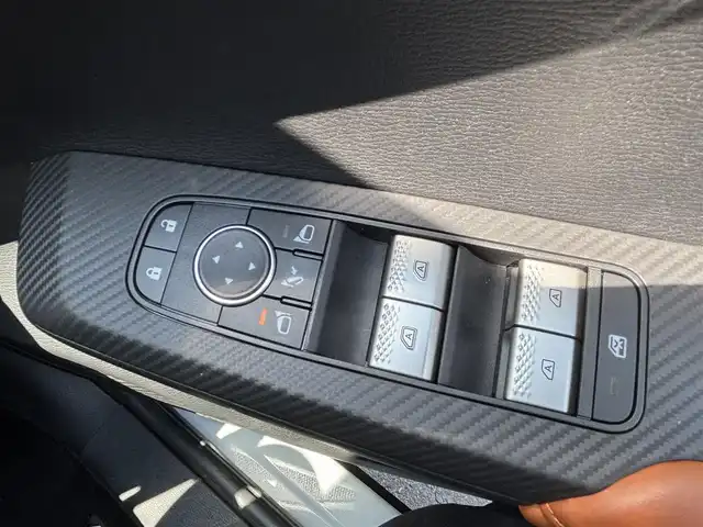 三菱 アウトランダー ＰＨＥＶ P 宮城県 2022(令4)年 0.8万km 白 走行距離：８０７７ｋｍ/全方位カメラ/Ｓ－ＡＷＣ/・NORMAL/・SONW/・GRAVEL/・POWER/・ECO/・TARMAC/・MUD/ＢＯＳＥスピーカー/マイパイロット/・レーザークルーズコントロール/・車線維持支援機能/ヘッドアップディスプレイ/４ＷＤ/アラウンドビュー/Ｄ＋Ｎ席リフレッシュ機能/・マッサージ機能/標識認識システム/ＷＡＣ/デュアルエアコン/ＡＣ　１５００Ｗ/全席シートヒーター/今すぐ充電スイッチ/タイム充電スイッチ/追従付きクルーズコントロール/HDDナビ/サンルーフ/純正アルミホイール/純正フロアマット/オフロード走行サポートスイッチ/D＋N席パワーシート/D＋N席シートメモリー/EVモードボタン/充電ポートボタン（置くだけ充電）/車のインフォメーションボタン/ETC2.0/電動リアゲート/レザーシート/前後コーナーセンサー/フルセグ・BT・USB・AM・FM/ステアリングヒーター/アクティブブライアンドスポットアシスト/車線逸脱警報・防止支援/後側方車両検知警報・衝突防止支援/踏み間違い・前方衝突防止支援