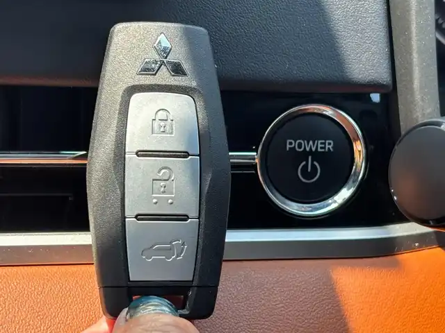 三菱 アウトランダー ＰＨＥＶ P 宮城県 2022(令4)年 0.8万km 白 走行距離：８０７７ｋｍ/全方位カメラ/Ｓ－ＡＷＣ/・NORMAL/・SONW/・GRAVEL/・POWER/・ECO/・TARMAC/・MUD/ＢＯＳＥスピーカー/マイパイロット/・レーザークルーズコントロール/・車線維持支援機能/ヘッドアップディスプレイ/４ＷＤ/アラウンドビュー/Ｄ＋Ｎ席リフレッシュ機能/・マッサージ機能/標識認識システム/ＷＡＣ/デュアルエアコン/ＡＣ　１５００Ｗ/全席シートヒーター/今すぐ充電スイッチ/タイム充電スイッチ/追従付きクルーズコントロール/HDDナビ/サンルーフ/純正アルミホイール/純正フロアマット/オフロード走行サポートスイッチ/D＋N席パワーシート/D＋N席シートメモリー/EVモードボタン/充電ポートボタン（置くだけ充電）/車のインフォメーションボタン/ETC2.0/電動リアゲート/レザーシート/前後コーナーセンサー/フルセグ・BT・USB・AM・FM/ステアリングヒーター/アクティブブライアンドスポットアシスト/車線逸脱警報・防止支援/後側方車両検知警報・衝突防止支援/踏み間違い・前方衝突防止支援