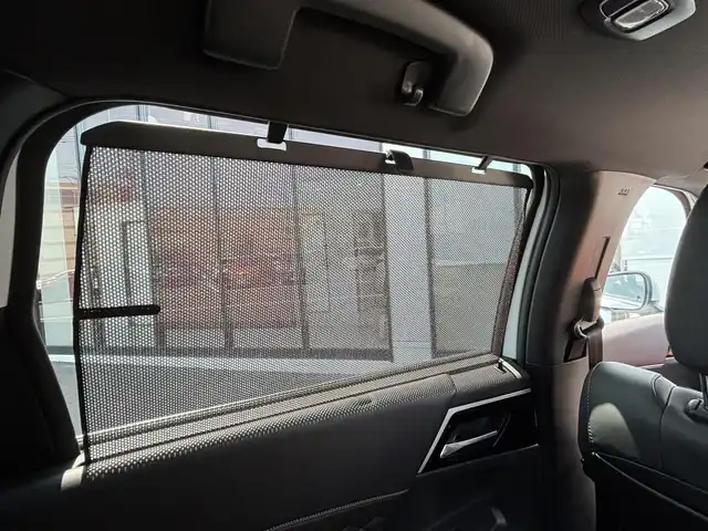 三菱 アウトランダー ＰＨＥＶ P 宮城県 2022(令4)年 0.8万km 白 走行距離：８０７７ｋｍ/全方位カメラ/Ｓ－ＡＷＣ/・NORMAL/・SONW/・GRAVEL/・POWER/・ECO/・TARMAC/・MUD/ＢＯＳＥスピーカー/マイパイロット/・レーザークルーズコントロール/・車線維持支援機能/ヘッドアップディスプレイ/４ＷＤ/アラウンドビュー/Ｄ＋Ｎ席リフレッシュ機能/・マッサージ機能/標識認識システム/ＷＡＣ/デュアルエアコン/ＡＣ　１５００Ｗ/全席シートヒーター/今すぐ充電スイッチ/タイム充電スイッチ/追従付きクルーズコントロール/HDDナビ/サンルーフ/純正アルミホイール/純正フロアマット/オフロード走行サポートスイッチ/D＋N席パワーシート/D＋N席シートメモリー/EVモードボタン/充電ポートボタン（置くだけ充電）/車のインフォメーションボタン/ETC2.0/電動リアゲート/レザーシート/前後コーナーセンサー/フルセグ・BT・USB・AM・FM/ステアリングヒーター/アクティブブライアンドスポットアシスト/車線逸脱警報・防止支援/後側方車両検知警報・衝突防止支援/踏み間違い・前方衝突防止支援