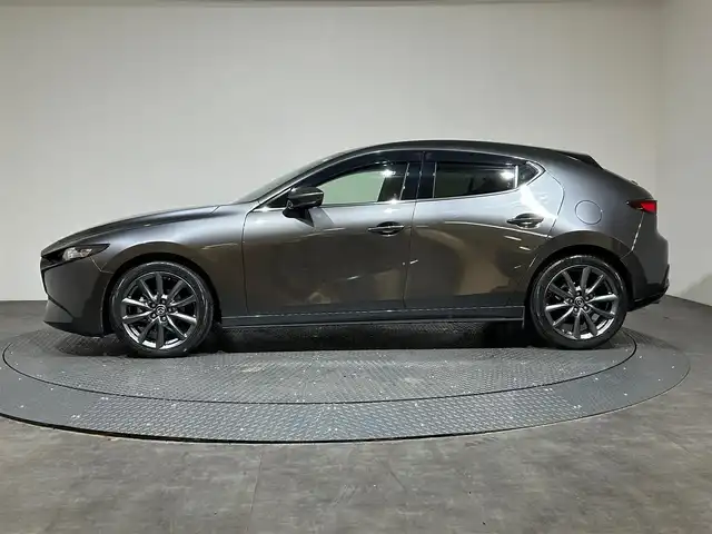 マツダ マツダ３ファストバック 15S ツーリング 愛媛県 2022(令4)年 4.5万km マシーングレープレミアムM ・８．８型ナビ/（フルセグＴＶ・ＢＴ・ＤＶＤ・ＦＭ・ＡＭ・ａｐｐｌｅ　ｃａｒｐｌａｙ・ａｎｄｒｏｉｄ　ａｕｔｏ）/・全方位カメラ　/・ＥＴＣ　/・レーダークルーズコントロール　/・衝突軽減ブレーキ　/・レーンキープ/・前後コーナーセンサー