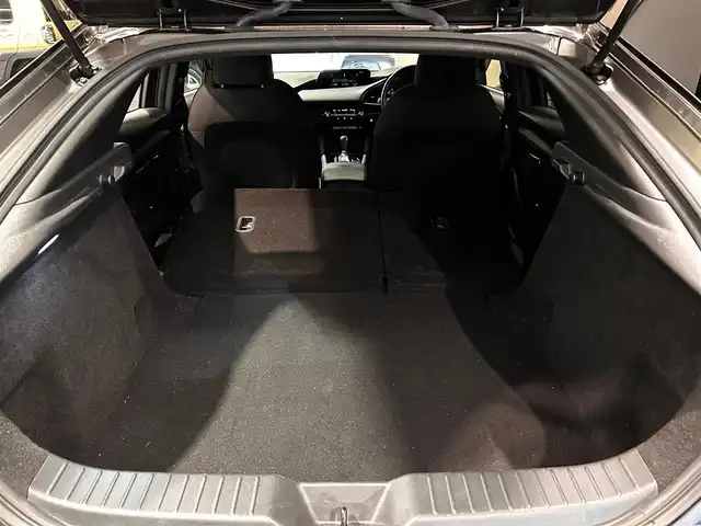 マツダ マツダ３ファストバック 15S ツーリング 愛媛県 2022(令4)年 4.5万km マシーングレープレミアムM ・８．８型ナビ/（フルセグＴＶ・ＢＴ・ＤＶＤ・ＦＭ・ＡＭ・ａｐｐｌｅ　ｃａｒｐｌａｙ・ａｎｄｒｏｉｄ　ａｕｔｏ）/・全方位カメラ　/・ＥＴＣ　/・レーダークルーズコントロール　/・衝突軽減ブレーキ　/・レーンキープ/・前後コーナーセンサー