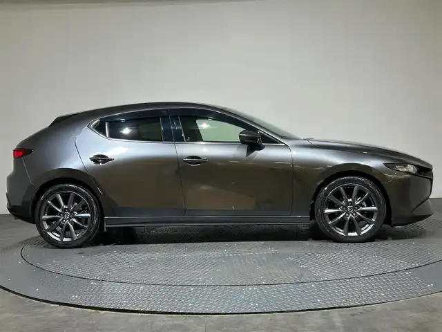 マツダ マツダ３ファストバック 15S ツーリング 愛媛県 2022(令4)年 4.5万km マシーングレープレミアムM ・８．８型ナビ/（フルセグＴＶ・ＢＴ・ＤＶＤ・ＦＭ・ＡＭ・ａｐｐｌｅ　ｃａｒｐｌａｙ・ａｎｄｒｏｉｄ　ａｕｔｏ）/・全方位カメラ　/・ＥＴＣ　/・レーダークルーズコントロール　/・衝突軽減ブレーキ　/・レーンキープ/・前後コーナーセンサー