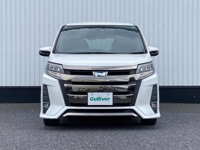 トヨタ ノア ハイブリッド Si 千葉県 2017(平29)年 3.5万km ホワイトパールクリスタルシャイン 純正9インチナビ/(フルセグTV/CD/DVD/BT/AM/FM)/バックカメラ/衝突被害軽減システム/車線逸脱警報/クルーズコントロール/フリップダウンモニター/横滑り防止装置/ETC/アイドリングストップ/LEDヘッドライト/フォグランプ/オートライト/ウィンカーミラー/電動格納ミラー/純正１６インチAW/シートヒーター/シートリフター/プッシュスタート/スマートキー/フロアマット/ドアバイザー/スペアキー/取扱説明書/保証書