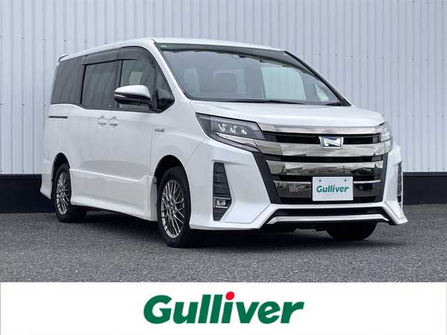 トヨタ ノア ハイブリッド Si 千葉県 2017(平29)年 3.5万km ホワイトパールクリスタルシャイン 純正9インチナビ/(フルセグTV/CD/DVD/BT/AM/FM)/バックカメラ/衝突被害軽減システム/車線逸脱警報/クルーズコントロール/フリップダウンモニター/横滑り防止装置/ETC/アイドリングストップ/LEDヘッドライト/フォグランプ/オートライト/ウィンカーミラー/電動格納ミラー/純正１６インチAW/シートヒーター/シートリフター/プッシュスタート/スマートキー/フロアマット/ドアバイザー/スペアキー/取扱説明書/保証書