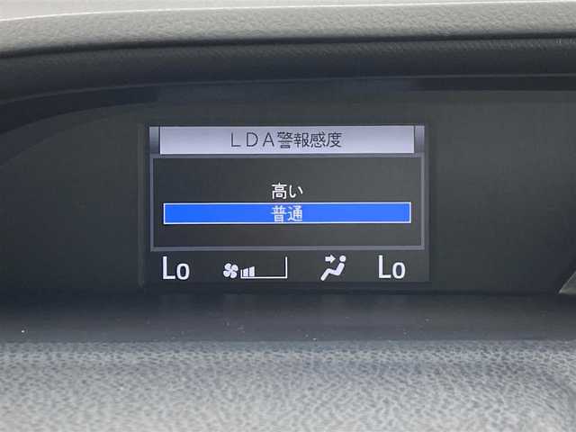 トヨタ ノア ハイブリッド Si 千葉県 2017(平29)年 3.5万km ホワイトパールクリスタルシャイン 純正9インチナビ/(フルセグTV/CD/DVD/BT/AM/FM)/バックカメラ/衝突被害軽減システム/車線逸脱警報/クルーズコントロール/フリップダウンモニター/横滑り防止装置/ETC/アイドリングストップ/LEDヘッドライト/フォグランプ/オートライト/ウィンカーミラー/電動格納ミラー/純正１６インチAW/シートヒーター/シートリフター/プッシュスタート/スマートキー/フロアマット/ドアバイザー/スペアキー/取扱説明書/保証書