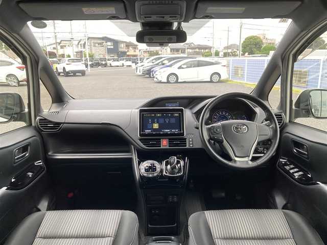 トヨタ ノア ハイブリッド Si 千葉県 2017(平29)年 3.5万km ホワイトパールクリスタルシャイン 純正9インチナビ/(フルセグTV/CD/DVD/BT/AM/FM)/バックカメラ/衝突被害軽減システム/車線逸脱警報/クルーズコントロール/フリップダウンモニター/横滑り防止装置/ETC/アイドリングストップ/LEDヘッドライト/フォグランプ/オートライト/ウィンカーミラー/電動格納ミラー/純正１６インチAW/シートヒーター/シートリフター/プッシュスタート/スマートキー/フロアマット/ドアバイザー/スペアキー/取扱説明書/保証書