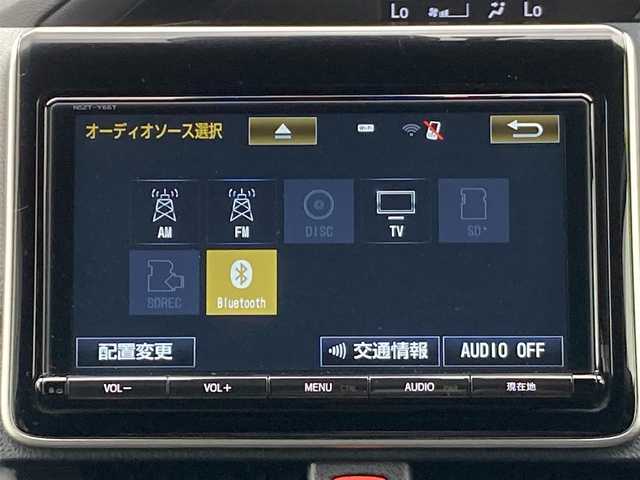 トヨタ ノア ハイブリッド Si 茨城県 2017(平29)年 3.5万km ホワイトパールクリスタルシャイン 純正9インチナビ/(フルセグTV/CD/DVD/BT/AM/FM)/フリップダウンモニター/バックカメラ/衝突被害軽減システム/車線逸脱警報/クルーズコントロール/横滑り防止装置/ETC/アイドリングストップ/LEDヘッドライト/フォグランプ/オートライト/ウィンカーミラー/電動格納ミラー/純正１６インチAW/シートヒーター/シートリフター/プッシュスタート/スマートキー/フロアマット/ドアバイザー/スペアキー/取扱説明書/保証書