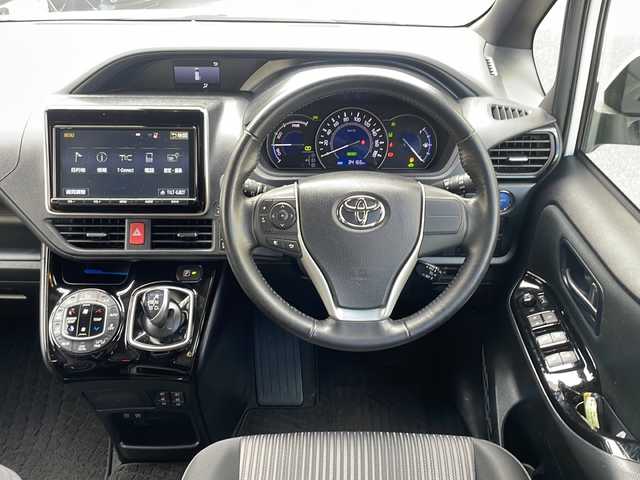 トヨタ ノア ハイブリッド Si 広島県 2017(平29)年 3.5万km ホワイトパールクリスタルシャイン 純正9インチナビ/(フルセグTV/CD/DVD/BT/AM/FM)/フリップダウンモニター/バックカメラ/衝突被害軽減システム/車線逸脱警報/クルーズコントロール/横滑り防止装置/ETC/アイドリングストップ/LEDヘッドライト/フォグランプ/オートライト/ウィンカーミラー/電動格納ミラー/純正１６インチAW/シートヒーター/シートリフター/プッシュスタート/スマートキー/フロアマット/ドアバイザー/スペアキー/取扱説明書/保証書