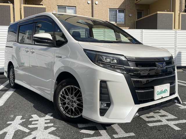 トヨタ ノア ハイブリッド Si 広島県 2017(平29)年 3.5万km ホワイトパールクリスタルシャイン 純正9インチナビ/(フルセグTV/CD/DVD/BT/AM/FM)/フリップダウンモニター/バックカメラ/衝突被害軽減システム/車線逸脱警報/クルーズコントロール/横滑り防止装置/ETC/アイドリングストップ/LEDヘッドライト/フォグランプ/オートライト/ウィンカーミラー/電動格納ミラー/純正１６インチAW/シートヒーター/シートリフター/プッシュスタート/スマートキー/フロアマット/ドアバイザー/スペアキー/取扱説明書/保証書