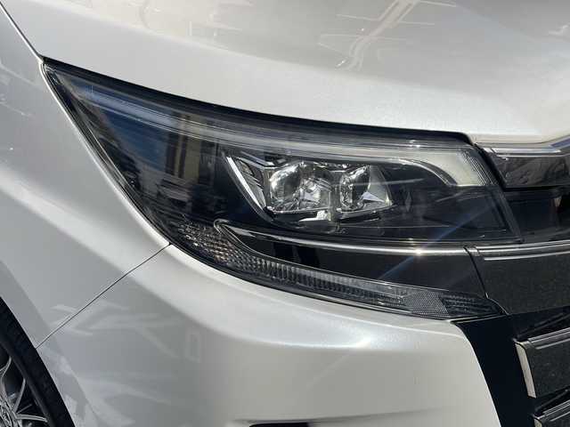 トヨタ ノア ハイブリッド Si 広島県 2017(平29)年 3.5万km ホワイトパールクリスタルシャイン 純正9インチナビ/(フルセグTV/CD/DVD/BT/AM/FM)/フリップダウンモニター/バックカメラ/衝突被害軽減システム/車線逸脱警報/クルーズコントロール/横滑り防止装置/ETC/アイドリングストップ/LEDヘッドライト/フォグランプ/オートライト/ウィンカーミラー/電動格納ミラー/純正１６インチAW/シートヒーター/シートリフター/プッシュスタート/スマートキー/フロアマット/ドアバイザー/スペアキー/取扱説明書/保証書