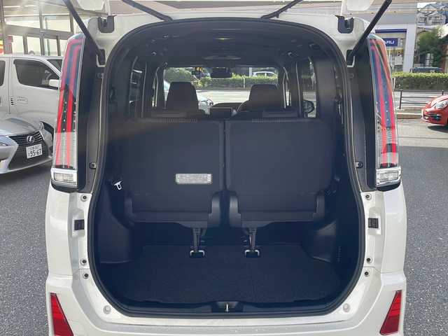 トヨタ ノア ハイブリッド Si 広島県 2017(平29)年 3.5万km ホワイトパールクリスタルシャイン 純正9インチナビ/(フルセグTV/CD/DVD/BT/AM/FM)/フリップダウンモニター/バックカメラ/衝突被害軽減システム/車線逸脱警報/クルーズコントロール/横滑り防止装置/ETC/アイドリングストップ/LEDヘッドライト/フォグランプ/オートライト/ウィンカーミラー/電動格納ミラー/純正１６インチAW/シートヒーター/シートリフター/プッシュスタート/スマートキー/フロアマット/ドアバイザー/スペアキー/取扱説明書/保証書