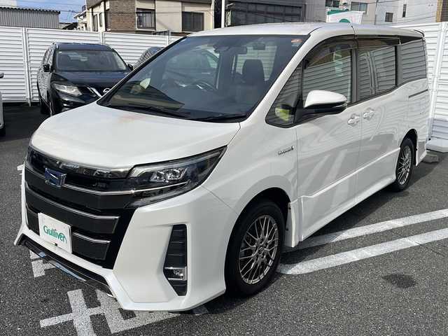 トヨタ ノア ハイブリッド Si 広島県 2017(平29)年 3.5万km ホワイトパールクリスタルシャイン 純正9インチナビ/(フルセグTV/CD/DVD/BT/AM/FM)/フリップダウンモニター/バックカメラ/衝突被害軽減システム/車線逸脱警報/クルーズコントロール/横滑り防止装置/ETC/アイドリングストップ/LEDヘッドライト/フォグランプ/オートライト/ウィンカーミラー/電動格納ミラー/純正１６インチAW/シートヒーター/シートリフター/プッシュスタート/スマートキー/フロアマット/ドアバイザー/スペアキー/取扱説明書/保証書