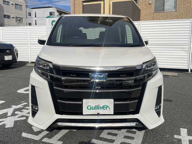 トヨタ ノア ハイブリッド Si 広島県 2017(平29)年 3.5万km ホワイトパールクリスタルシャイン 純正9インチナビ/(フルセグTV/CD/DVD/BT/AM/FM)/フリップダウンモニター/バックカメラ/衝突被害軽減システム/車線逸脱警報/クルーズコントロール/横滑り防止装置/ETC/アイドリングストップ/LEDヘッドライト/フォグランプ/オートライト/ウィンカーミラー/電動格納ミラー/純正１６インチAW/シートヒーター/シートリフター/プッシュスタート/スマートキー/フロアマット/ドアバイザー/スペアキー/取扱説明書/保証書