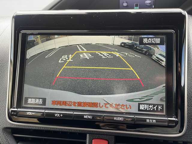 トヨタ ノア ハイブリッド Si 広島県 2017(平29)年 3.5万km ホワイトパールクリスタルシャイン 純正9インチナビ/(フルセグTV/CD/DVD/BT/AM/FM)/フリップダウンモニター/バックカメラ/衝突被害軽減システム/車線逸脱警報/クルーズコントロール/横滑り防止装置/ETC/アイドリングストップ/LEDヘッドライト/フォグランプ/オートライト/ウィンカーミラー/電動格納ミラー/純正１６インチAW/シートヒーター/シートリフター/プッシュスタート/スマートキー/フロアマット/ドアバイザー/スペアキー/取扱説明書/保証書