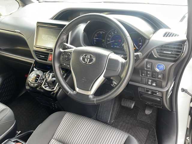 トヨタ ノア ハイブリッド Si 広島県 2017(平29)年 3.5万km ホワイトパールクリスタルシャイン 純正9インチナビ/(フルセグTV/CD/DVD/BT/AM/FM)/フリップダウンモニター/バックカメラ/衝突被害軽減システム/車線逸脱警報/クルーズコントロール/横滑り防止装置/ETC/アイドリングストップ/LEDヘッドライト/フォグランプ/オートライト/ウィンカーミラー/電動格納ミラー/純正１６インチAW/シートヒーター/シートリフター/プッシュスタート/スマートキー/フロアマット/ドアバイザー/スペアキー/取扱説明書/保証書