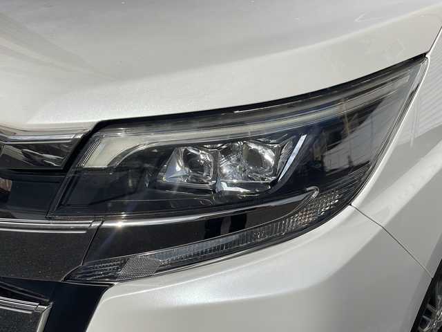 トヨタ ノア ハイブリッド Si 広島県 2017(平29)年 3.5万km ホワイトパールクリスタルシャイン 純正9インチナビ/(フルセグTV/CD/DVD/BT/AM/FM)/フリップダウンモニター/バックカメラ/衝突被害軽減システム/車線逸脱警報/クルーズコントロール/横滑り防止装置/ETC/アイドリングストップ/LEDヘッドライト/フォグランプ/オートライト/ウィンカーミラー/電動格納ミラー/純正１６インチAW/シートヒーター/シートリフター/プッシュスタート/スマートキー/フロアマット/ドアバイザー/スペアキー/取扱説明書/保証書