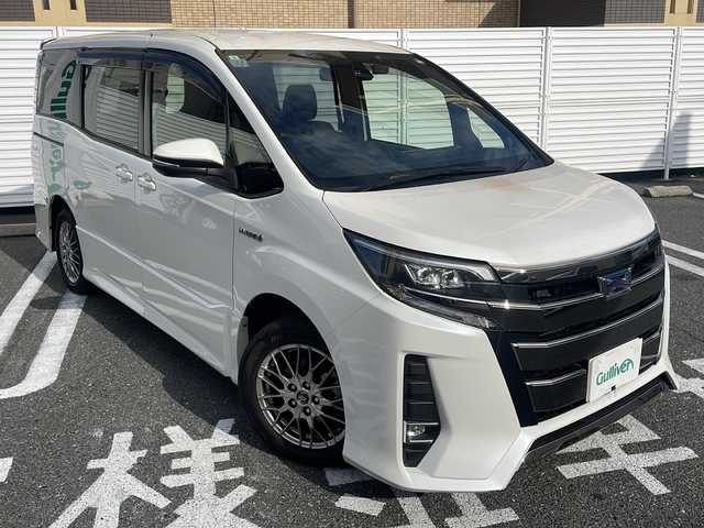トヨタ ノア ハイブリッド Si 広島県 2017(平29)年 3.5万km ホワイトパールクリスタルシャイン 純正9インチナビ/(フルセグTV/CD/DVD/BT/AM/FM)/フリップダウンモニター/バックカメラ/衝突被害軽減システム/車線逸脱警報/クルーズコントロール/横滑り防止装置/ETC/アイドリングストップ/LEDヘッドライト/フォグランプ/オートライト/ウィンカーミラー/電動格納ミラー/純正１６インチAW/シートヒーター/シートリフター/プッシュスタート/スマートキー/フロアマット/ドアバイザー/スペアキー/取扱説明書/保証書