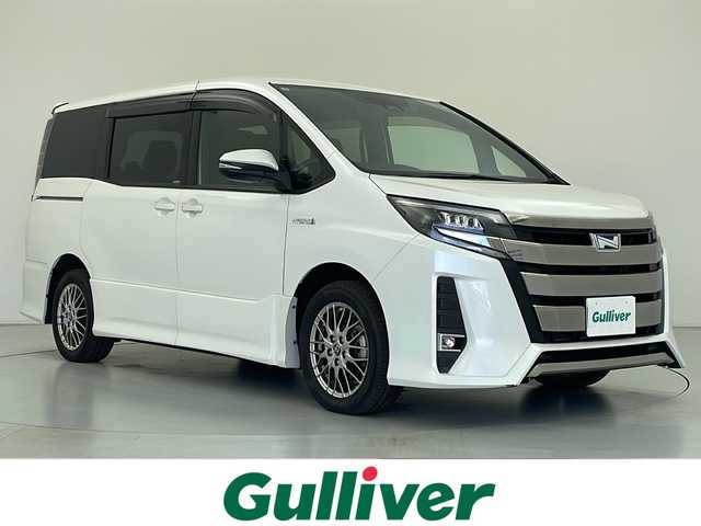 トヨタ ノア ハイブリッド Si 愛知県 2017(平29)年 3.5万km ホワイトパールクリスタルシャイン 純正9インチナビ/(フルセグTV/CD/DVD/BT/AM/FM)/フリップダウンモニター/バックカメラ/衝突被害軽減システム/車線逸脱警報/クルーズコントロール/横滑り防止装置/ETC/アイドリングストップ/LEDヘッドライト/フォグランプ/オートライト/ウィンカーミラー/電動格納ミラー/純正１６インチAW/シートヒーター/シートリフター/プッシュスタート/スマートキー/フロアマット/ドアバイザー/スペアキー/取扱説明書/保証書