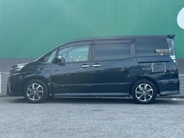 トヨタ ヴォクシー ZS 煌Ⅱ 千葉県 2020(令2)年 3.3万km ブラッキッシュアゲハガラスフレーク ALPINE製メモリナビ（Bluetooth/AM/FM/CD/DVD)/フルセグTV/バックカメラ/ドライブレコーダー/ETC/ALPINE製フリップダウンモニター/両側パワースライドドア/クルーズコントロール/衝突軽減ブレーキ/レーンキープアシスト/横滑り防止装置/フォグランプ/LEDヘッドライト/純正アルミホイル