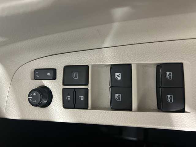 トヨタ シエンタ G 福岡県 2018(平30)年 6万km ホワイトパールクリスタルシャイン ・社外ナビ　/（ＡＭ　ＦＭ　ＣＤ　ＤＶＤ　ＢＴ　ＵＳＢ　ＳＤ　ＩＰＯＤ）/・バックカメラ　/・ＥＴＣ　/・フルセグＴＶ　/・両側パワスラ　/・横滑り防止　/・衝突軽減システム　/・レーンキープアシスト　/・オートライト　/・オートハイビーム/・純正フロアマット/・純正15インチアルミ