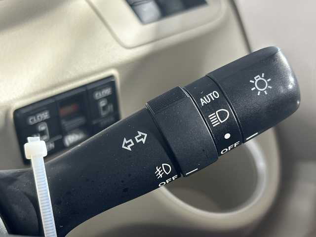 トヨタ シエンタ G 福岡県 2018(平30)年 6万km ホワイトパールクリスタルシャイン ・社外ナビ　/（ＡＭ　ＦＭ　ＣＤ　ＤＶＤ　ＢＴ　ＵＳＢ　ＳＤ　ＩＰＯＤ）/・バックカメラ　/・ＥＴＣ　/・フルセグＴＶ　/・両側パワスラ　/・横滑り防止　/・衝突軽減システム　/・レーンキープアシスト　/・オートライト　/・オートハイビーム/・純正フロアマット/・純正15インチアルミ